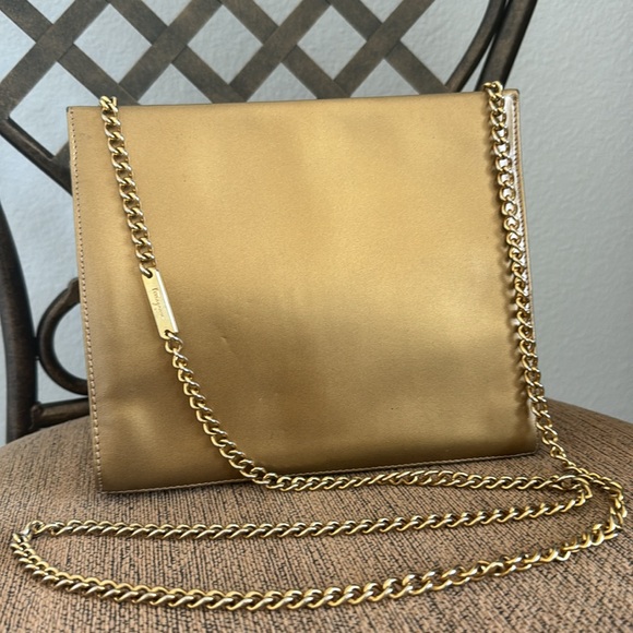 Salvatoree Ferragamo 2 way may gold evening bag. - Picture 2 of 14